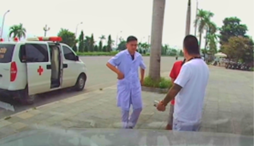 Vụ đưa bệnh nhân về nhà 16km trả 9 triệu đồng: Công an   đang xác minh xe cấp cứu từ bên ngoài lấy logo, gắn còi hú của bệnh viện - Ảnh 1.