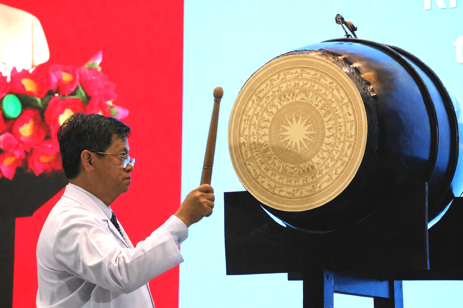 Tiếng trống khai giảng giữa bệnh viện: 'Con muốn được hết bệnh để đi học cùng với bạn' - Ảnh 5.