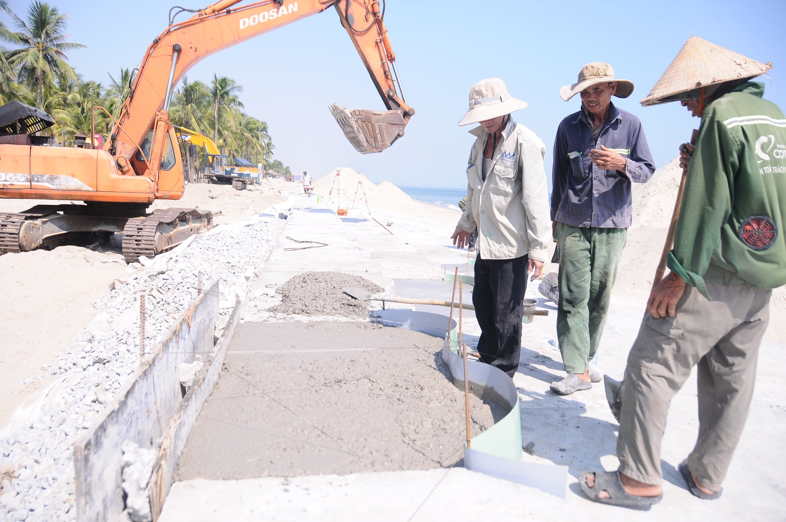 Cảnh tượng ngổn nggang như đại công trường, thi công chạy mưa bão trên 'bãi biển đẹp nhất châu Á' - Ảnh 5.