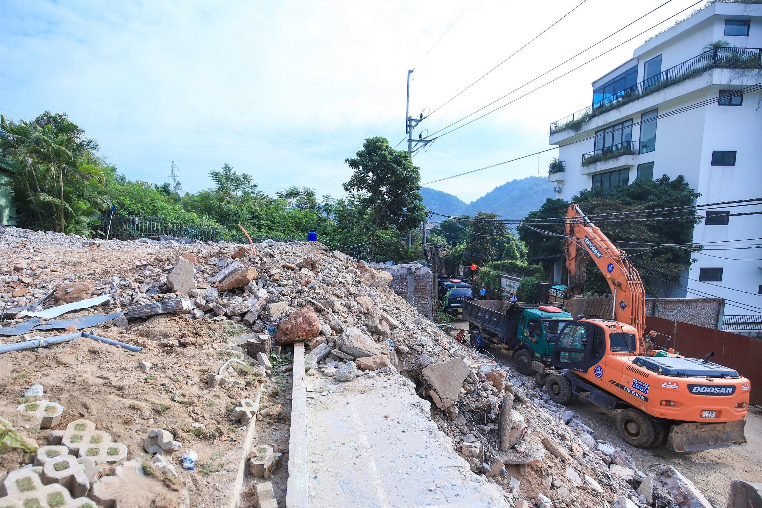 Hà Nội cưỡng chế phá dỡ villa , homestay sai phép tại rừng phòng hộ năm 2026 - Ảnh 6.