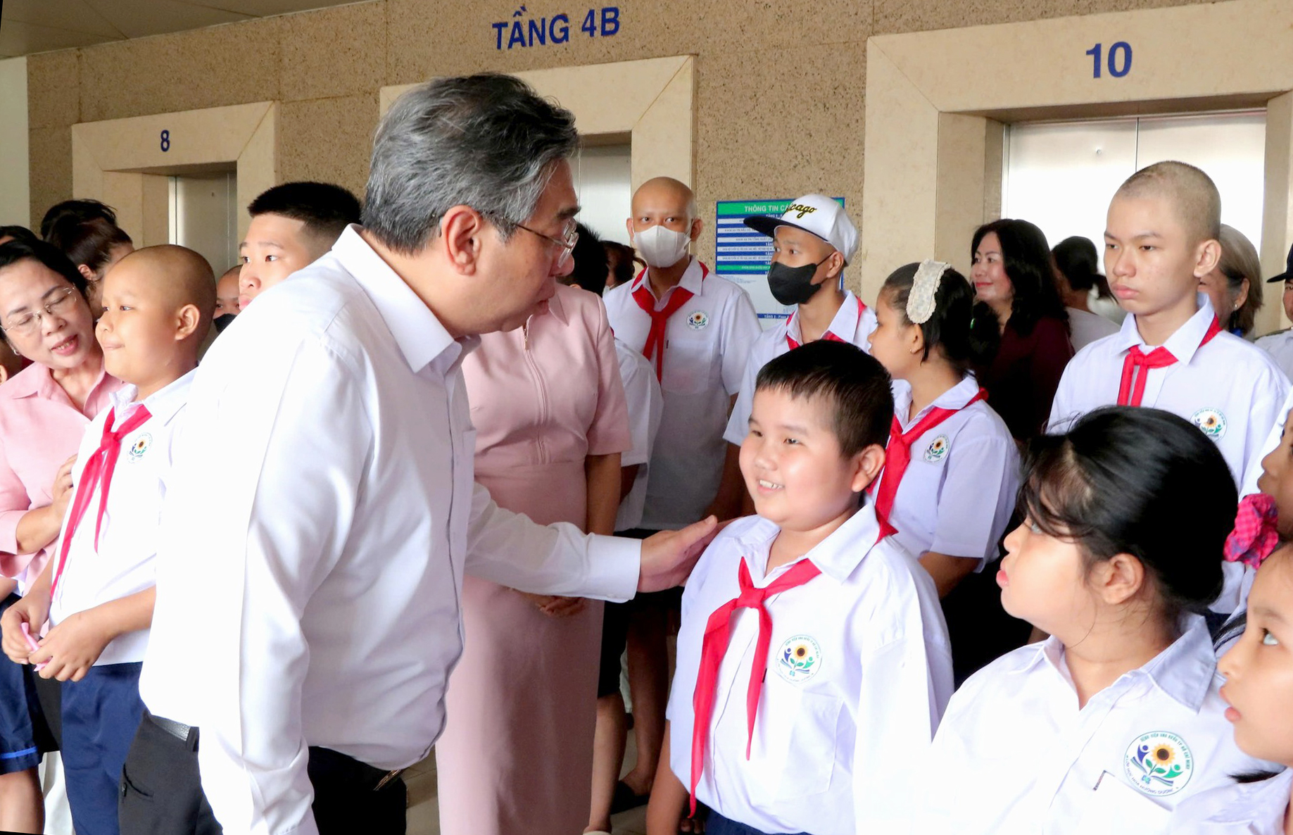 Tiếng trống khai giảng giữa bệnh viện: 'Con muốn được hết bệnh để đi học cùng với bạn' - Ảnh 2.