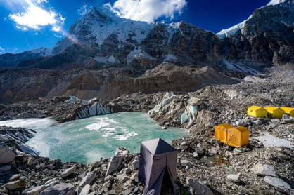 Sông băng Everest tan vì... nước tiểu của người leo núi? - Ảnh 1.