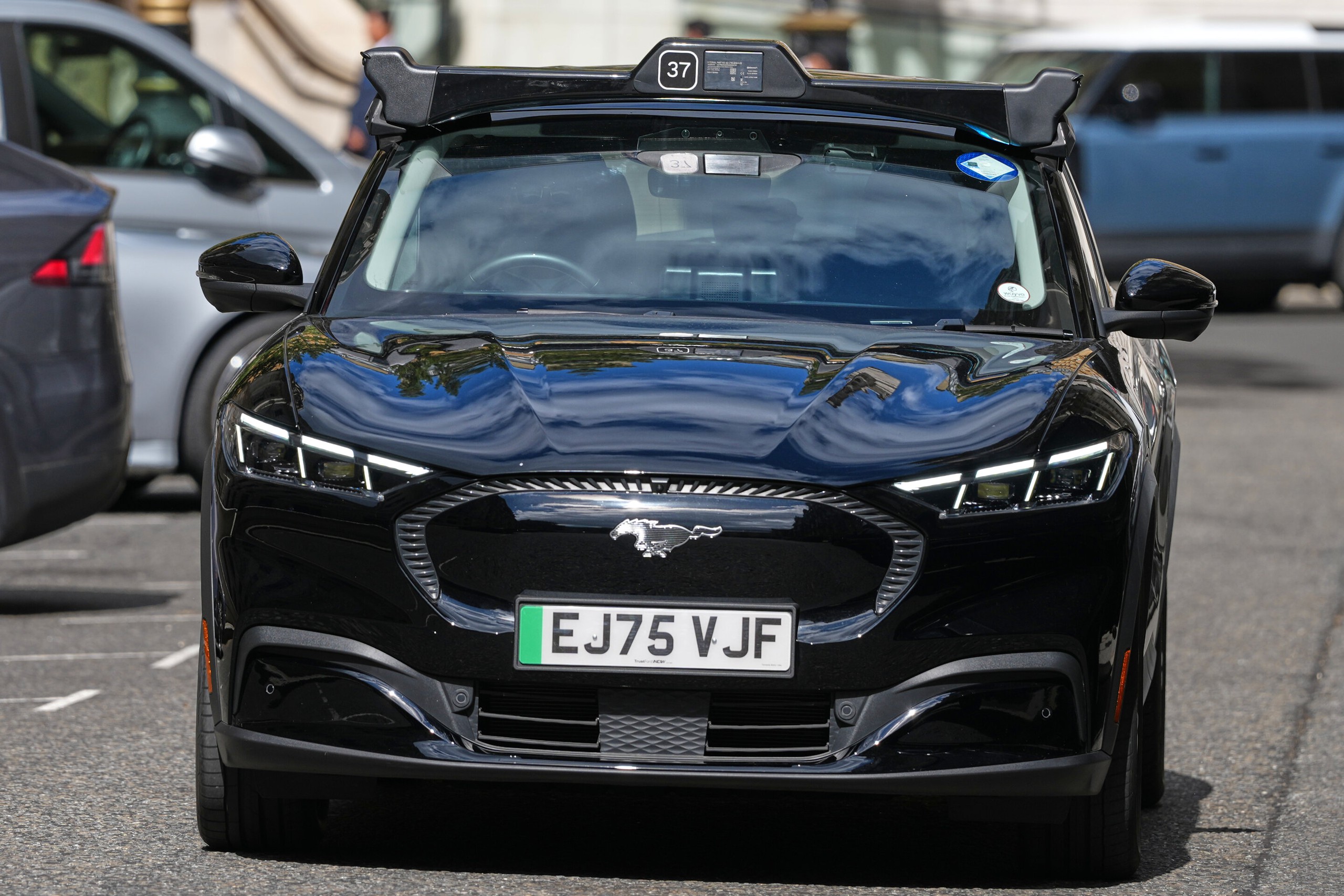 Robotaxi bắt đầu chở khách ở London, hàng loạt thành phố mở đường cho xe không người lái - Ảnh 1.
