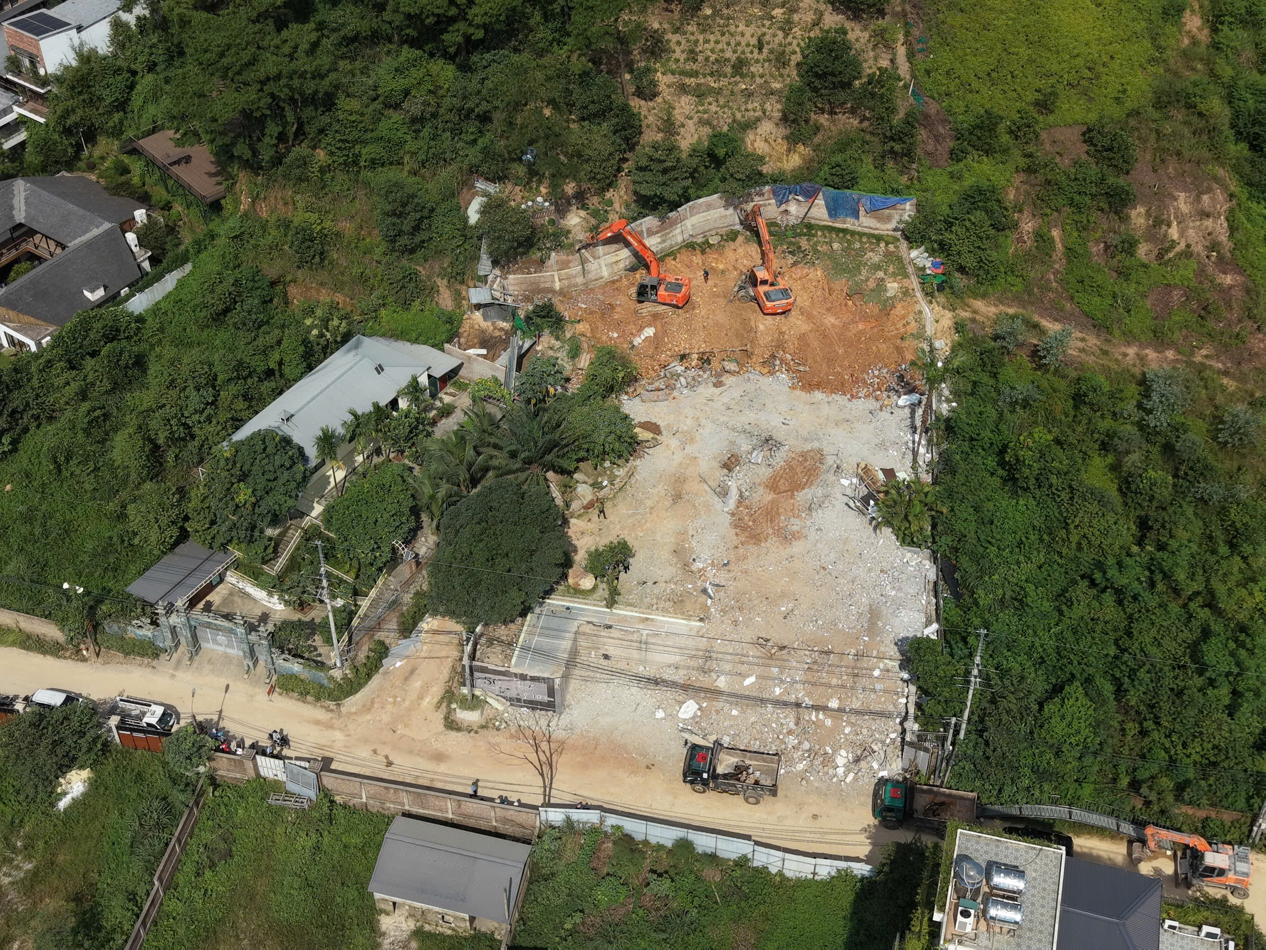 Hà Nội cưỡng chế phá dỡ villa , homestay sai phép tại rừng phòng hộ năm 2026 - Ảnh 1.