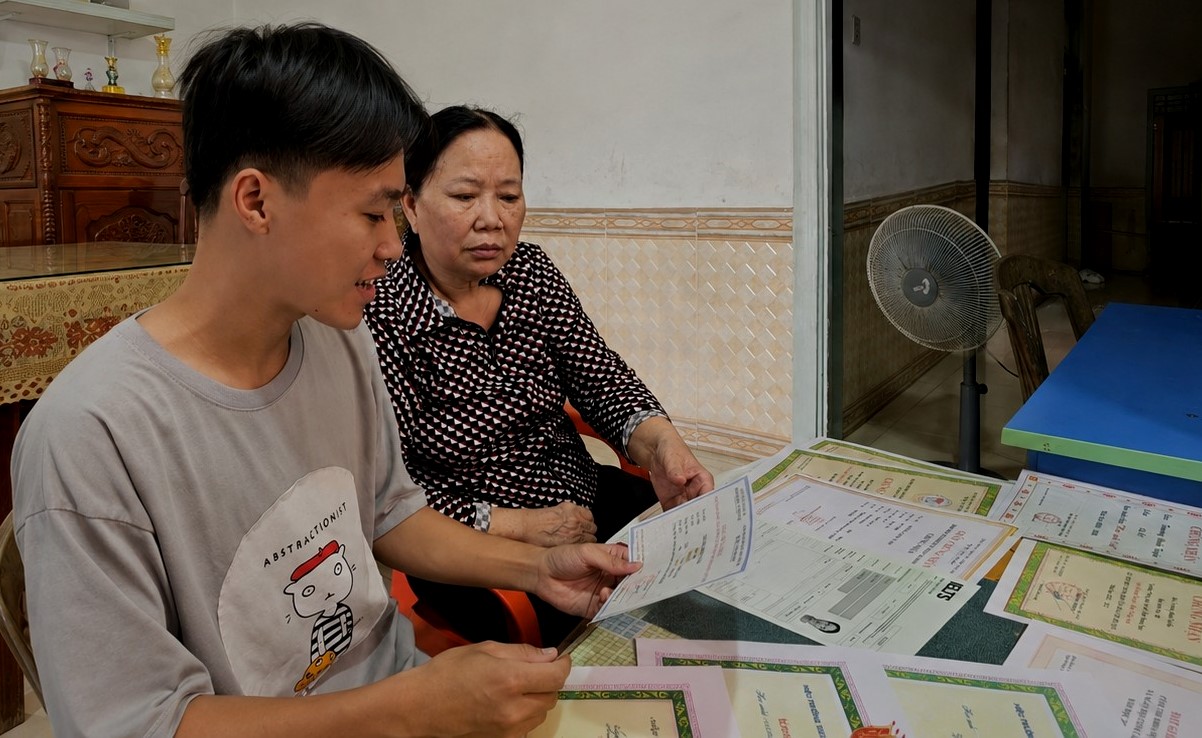 Mỗi bước chân đều mất thăng bằng, không cha và vắng mẹ nhưng 3 lần là học sinh giỏi tỉnh Quảng Trị, đậu ĐH Ngoại thương - Ảnh 3.