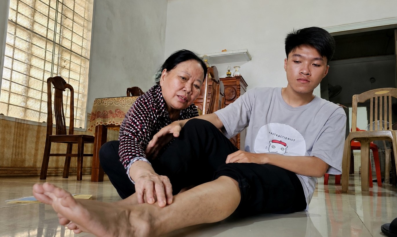 Mỗi bước chân đều mất thăng bằng, không cha và vắng mẹ nhưng 3 lần là học sinh giỏi tỉnh Quảng Trị, đậu ĐH Ngoại thương - Ảnh 2.