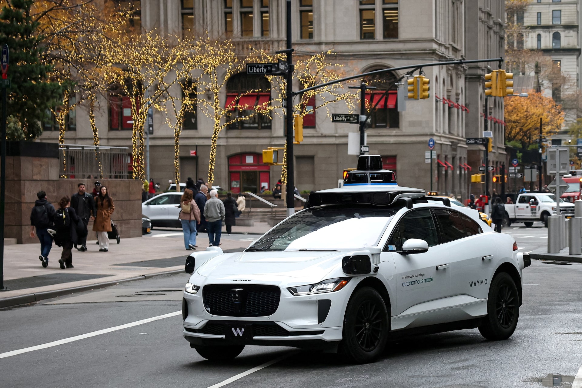 Robotaxi bắt đầu chở khách ở London, hàng loạt thành phố mở đường cho xe không người lái - Ảnh 3.