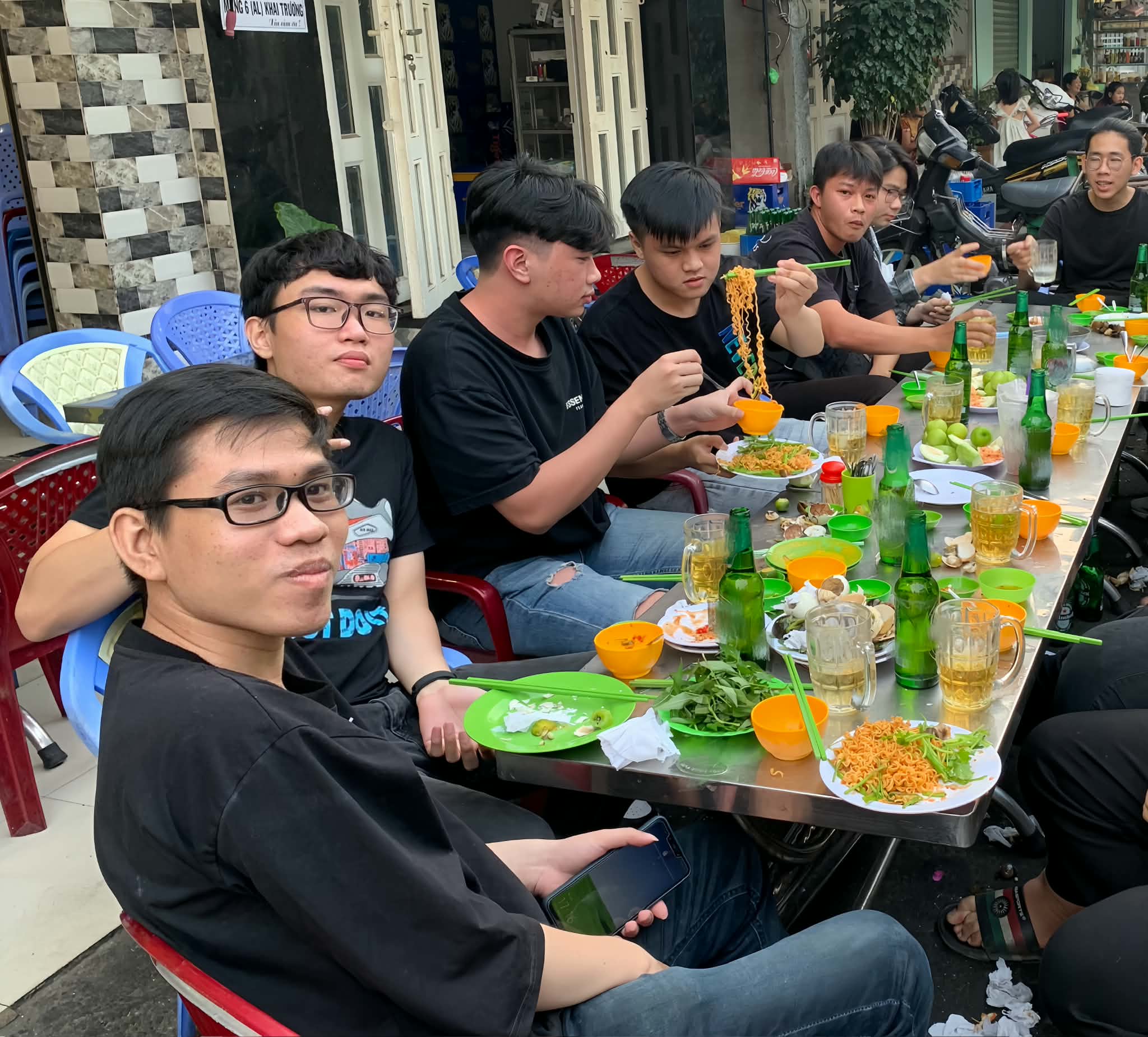 Tại sao cứ tiệc tùng là chĩa máy chụp hình, quay phim mà không hỏi ý kiến người khác? - Ảnh 3.