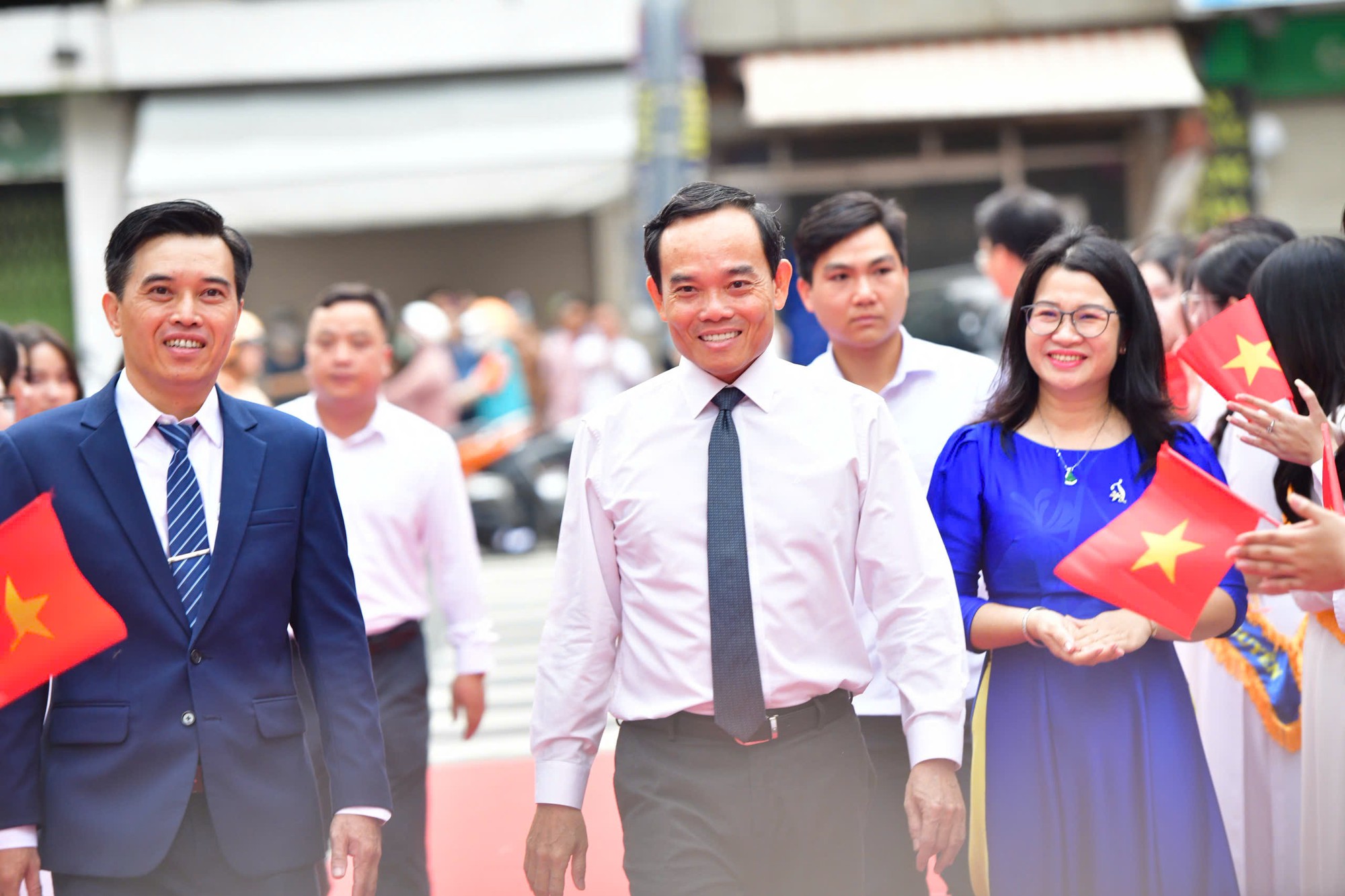 Bí thư Trần Lưu Quang, chủ tịch Nguyễn Văn Được dự lễ khai giảng tại Trường THPT Trần Khai Nguyên - Ảnh 1.