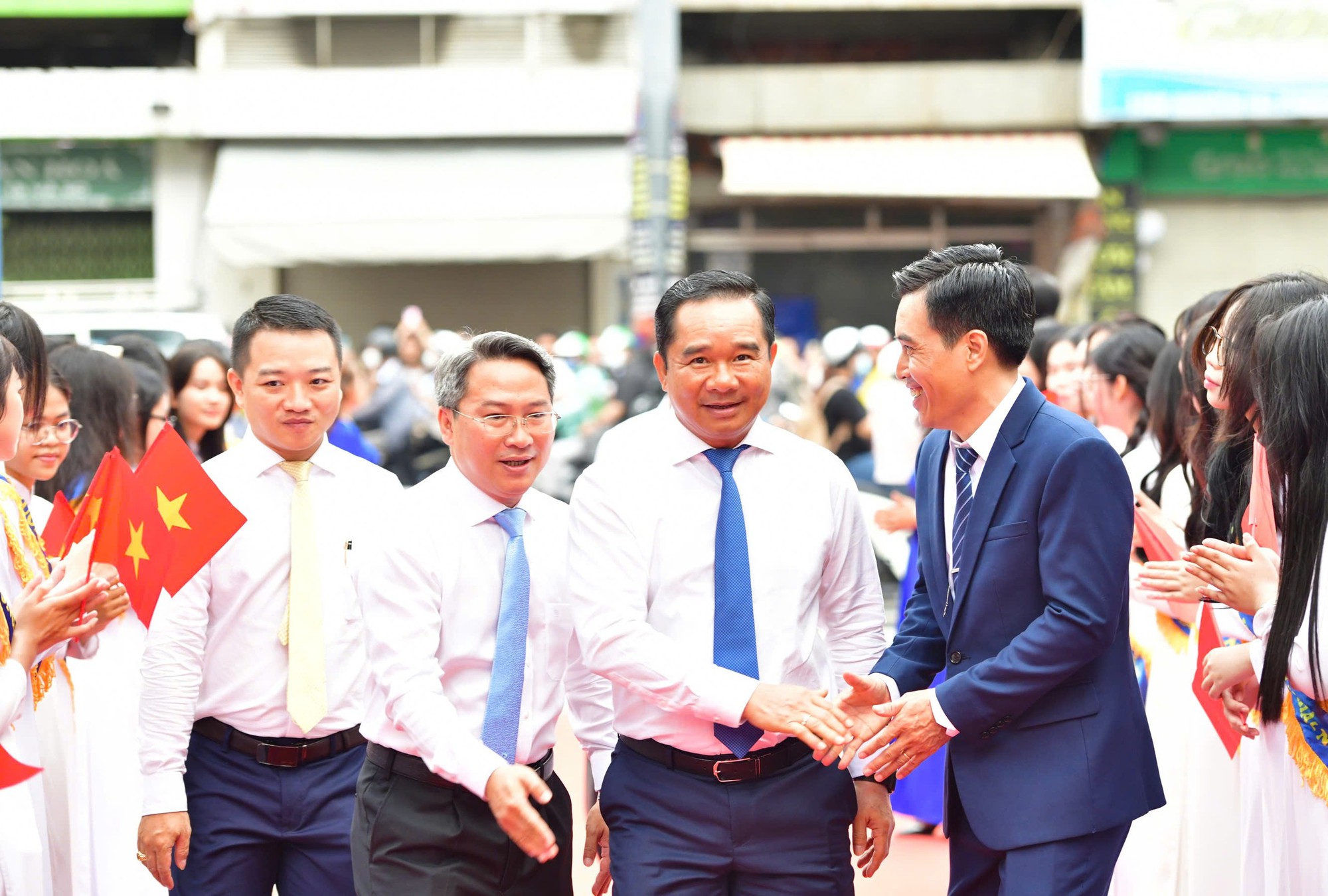 Bí thư Trần Lưu Quang, chủ tịch Nguyễn Văn Được dự lễ khai giảng tại Trường THPT Trần Khai Nguyên - Ảnh 2.