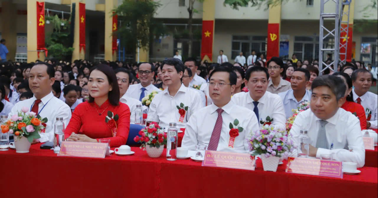 Bí thư Trần Lưu Quang, chủ tịch Nguyễn Văn Được dự lễ khai giảng tại Trường THPT Trần Khai Nguyên - Ảnh 3.