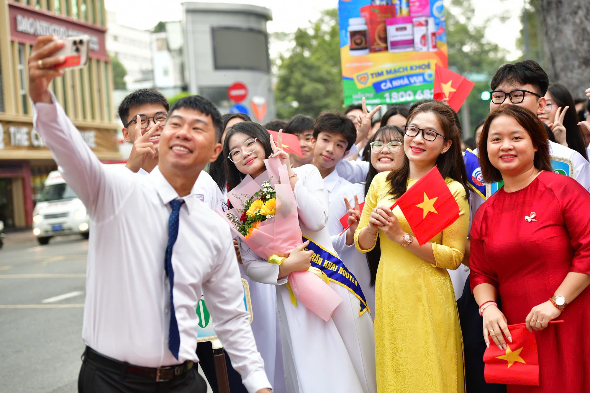 Bí thư Trần Lưu Quang, chủ tịch Nguyễn Văn Được dự lễ khai giảng tại Trường THPT Trần Khai Nguyên - Ảnh 8.