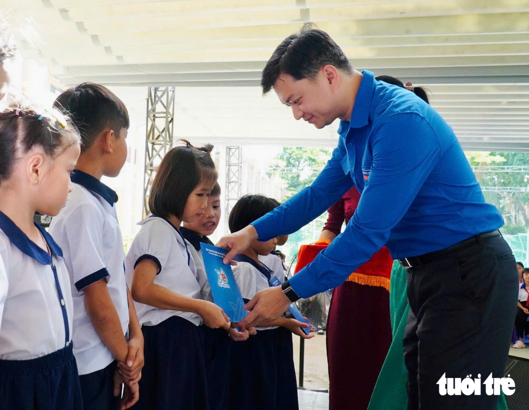 Trung ương Đoàn tặng phòng học máy tính và học bổng cho học sinh biên giới Đồng Tháp - Ảnh 1.