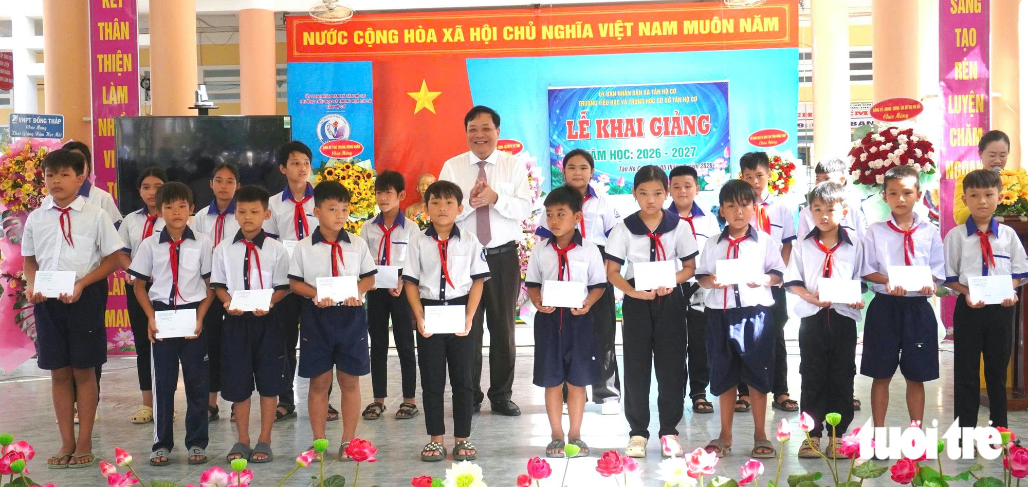 Trung ương Đoàn tặng phòng học máy tính và học bổng cho học sinh biên giới Đồng Tháp - Ảnh 3.