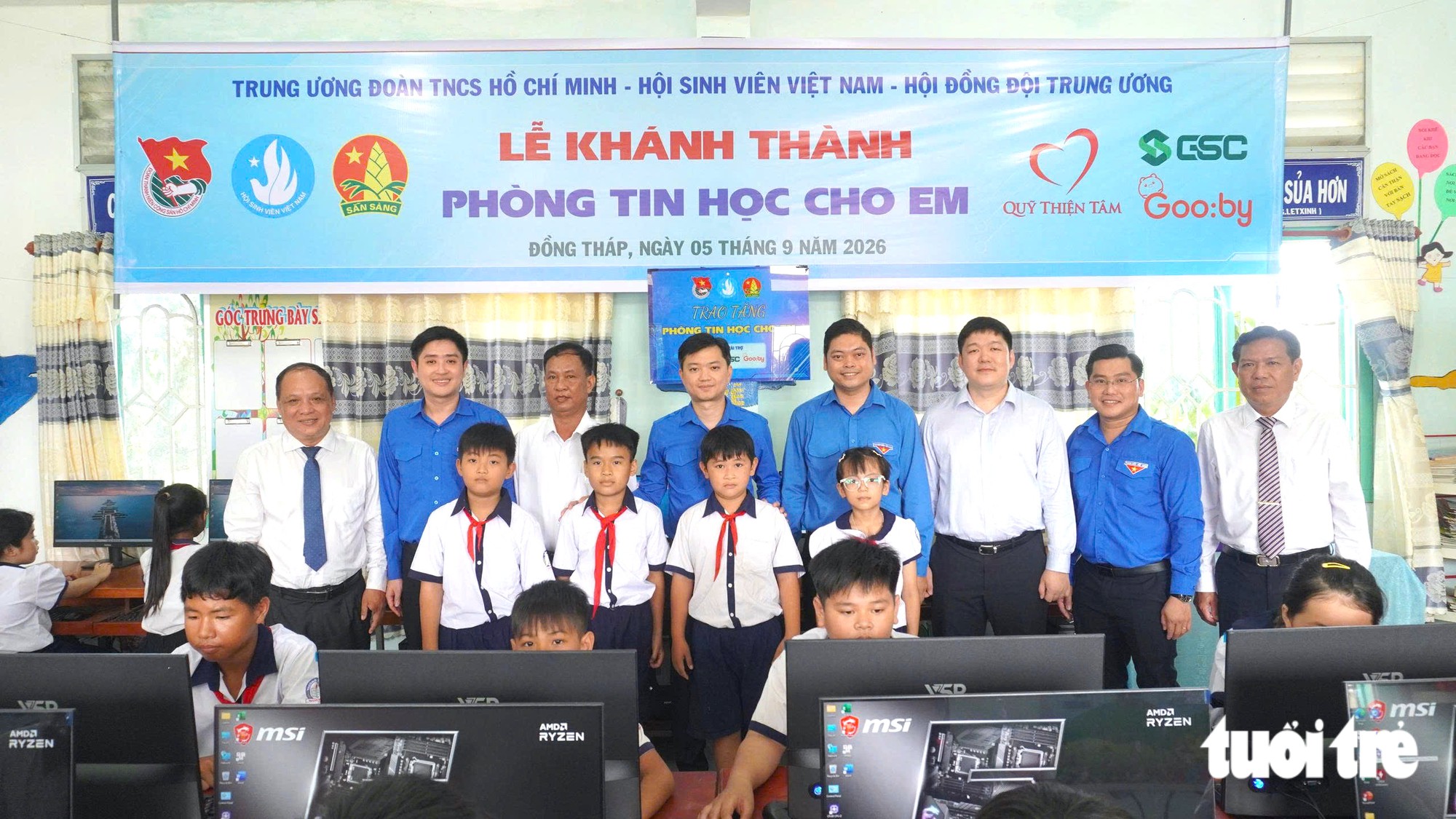 Trung ương Đoàn tặng phòng học máy tính và học bổng cho học sinh biên giới Đồng Tháp - Ảnh 4.