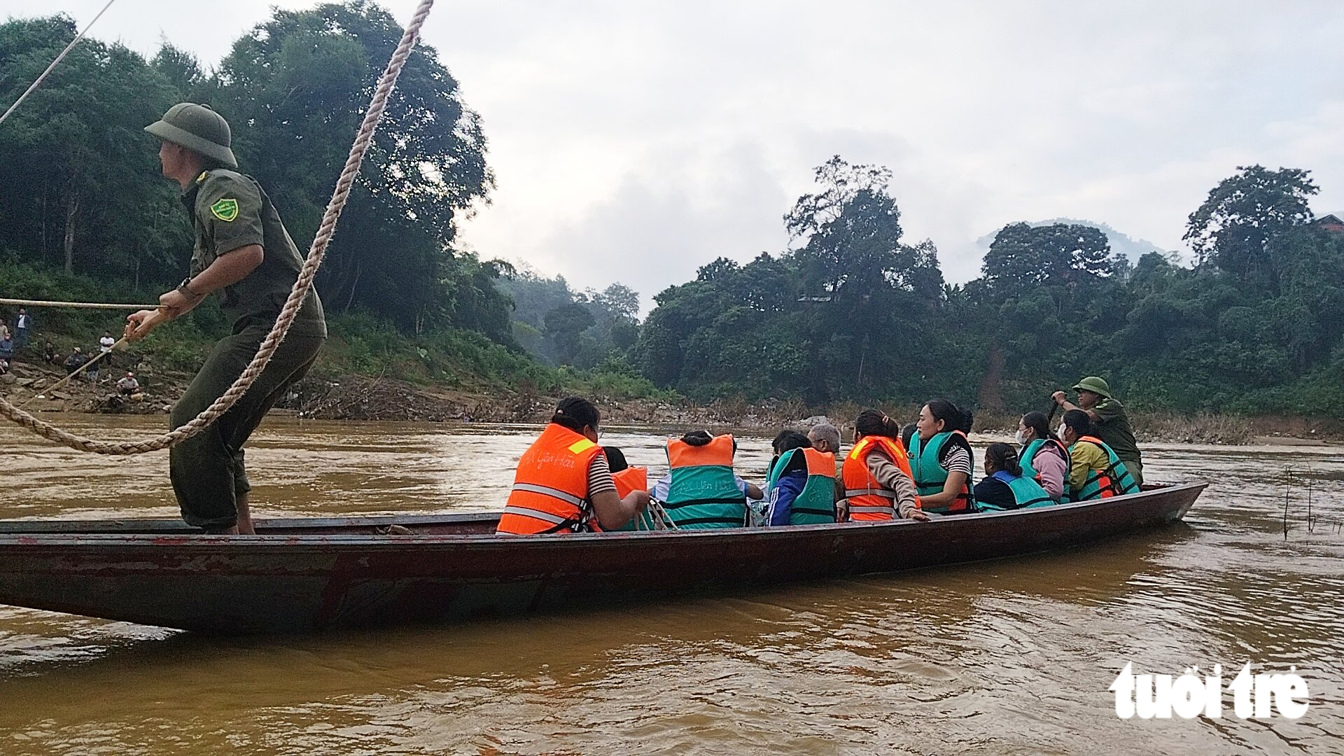 Bộ đội dùng thuyền chở học sinh qua sông dự ngày khai trường - Ảnh 4.