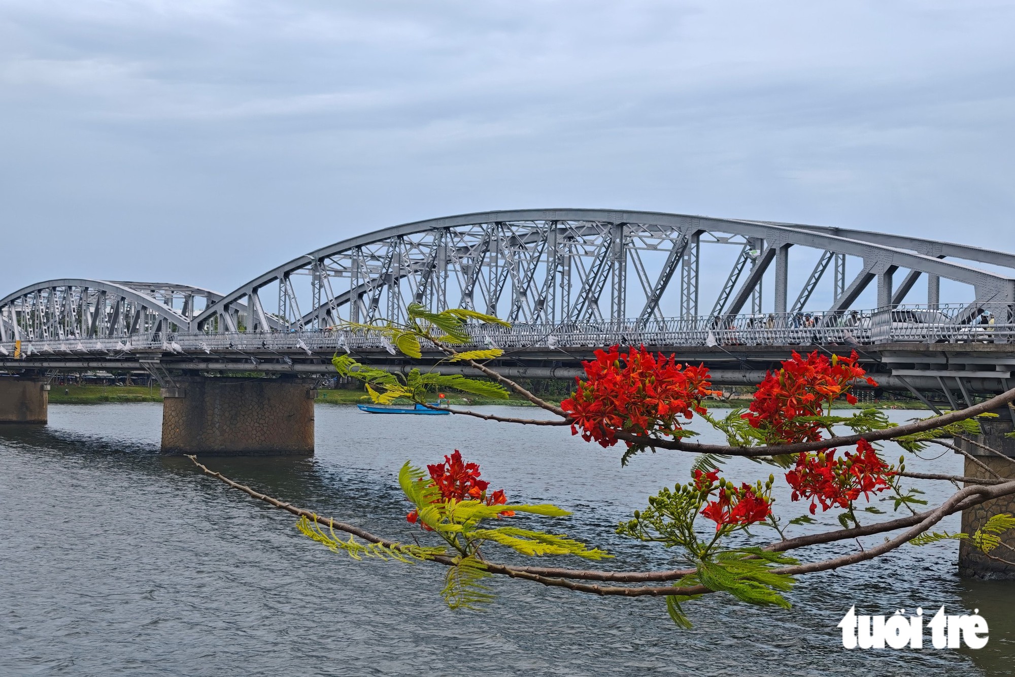 Cầu Trường Tiền sáng màu sau đợt 'thay áo' - Ảnh 2.