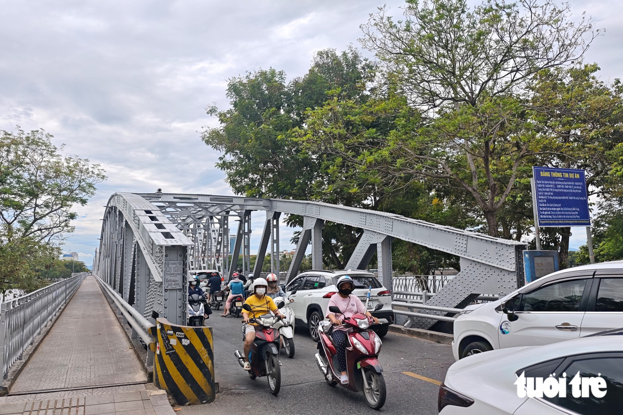 Cầu Trường Tiền sáng màu sau đợt 'thay áo' - Ảnh 3.