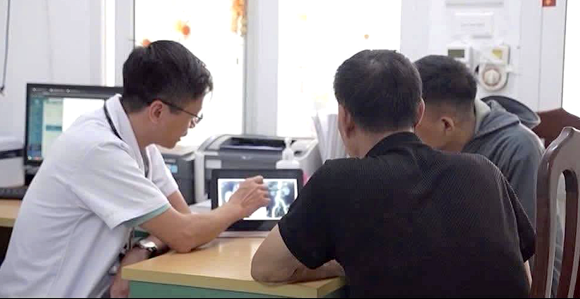 Bệnh thận mạn diễn biến âm thầm: Xét nghiệm rất cần thiết? - Ảnh 2.
