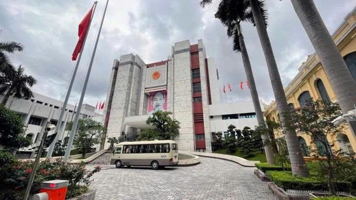 Hà Nội lấy ý kiến dân việc đề xuất hạ giải trụ sở HĐND-UBND TP để xây tòa nhà cao 9 tầng thay thế - Ảnh 1.