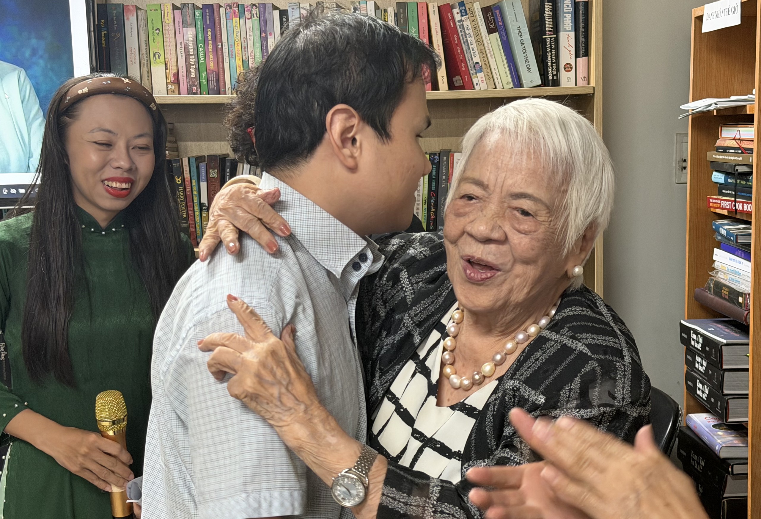 Nhà văn Xuân Phượng: 97 tuổi vẫn viết, vẫn học, vẫn lắng nghe - Ảnh 3.