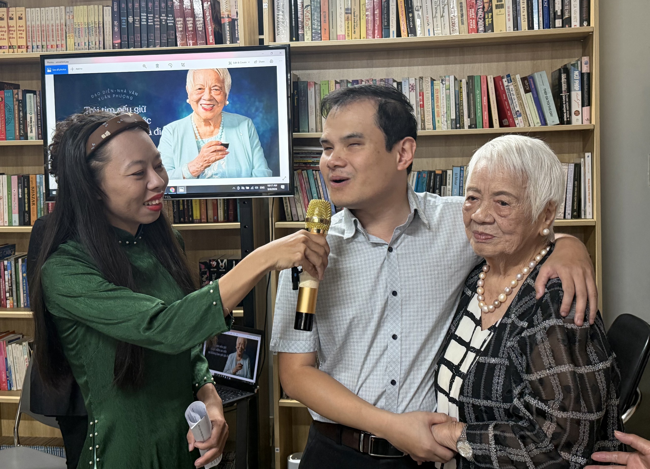Nhà văn Xuân Phượng: 97 tuổi vẫn viết, vẫn học, vẫn lắng nghe - Ảnh 4.