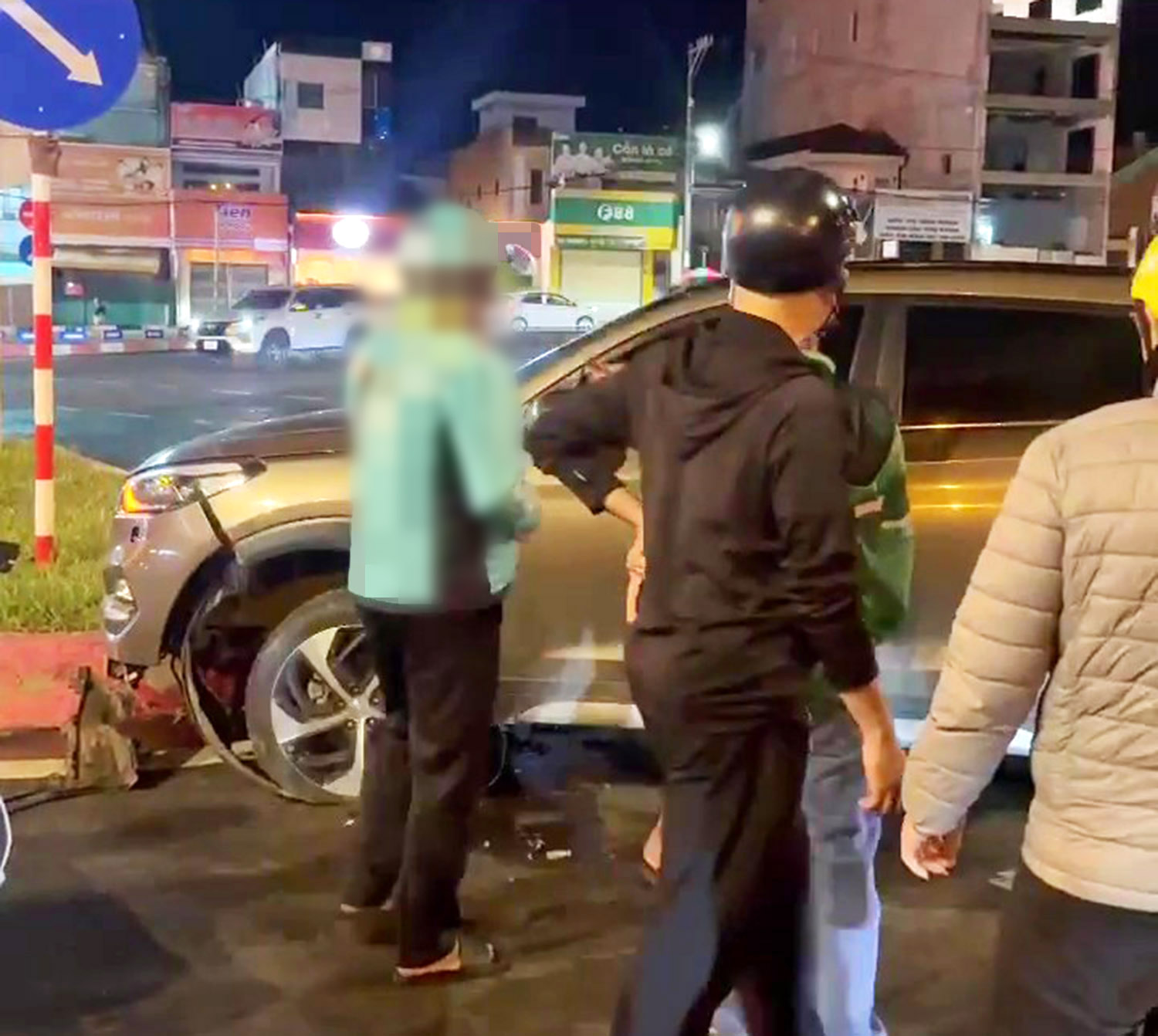 Tài xế say xỉn lái ô tô tông vào dải phân cách ở Đắk Lắk - Ảnh 2.