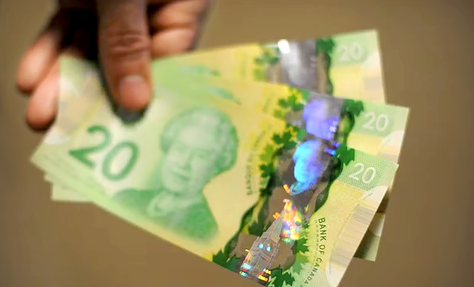Tờ 20 đô Canada mới dùng công nghệ bảo mật chưa từng có, dải màu tím bí ẩn - Ảnh 1.