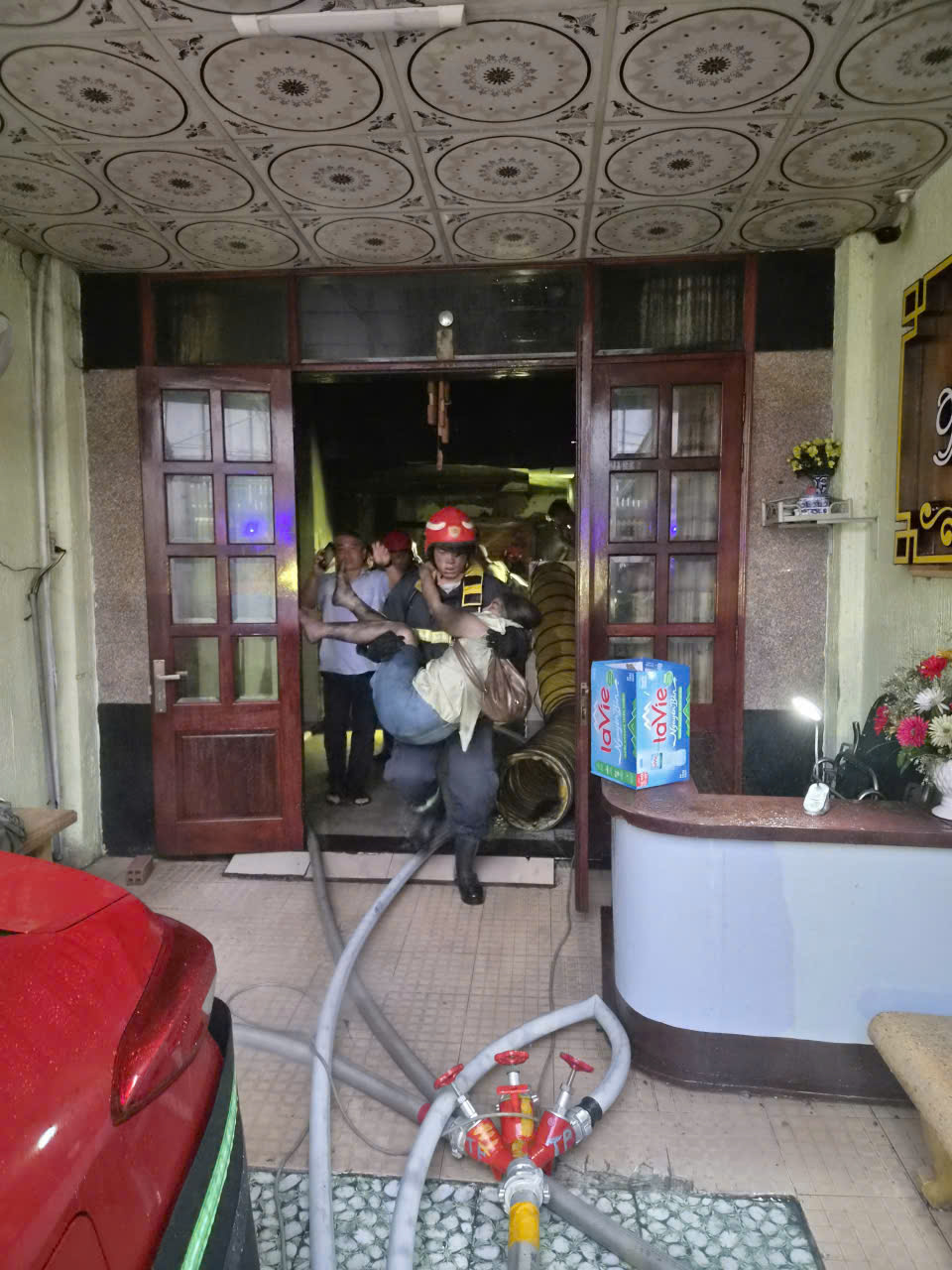 Cảnh sát chữa cháy lao vào khách sạn cứu 26 người trong vụ cháy làm 2 người tử vong - Ảnh 3.