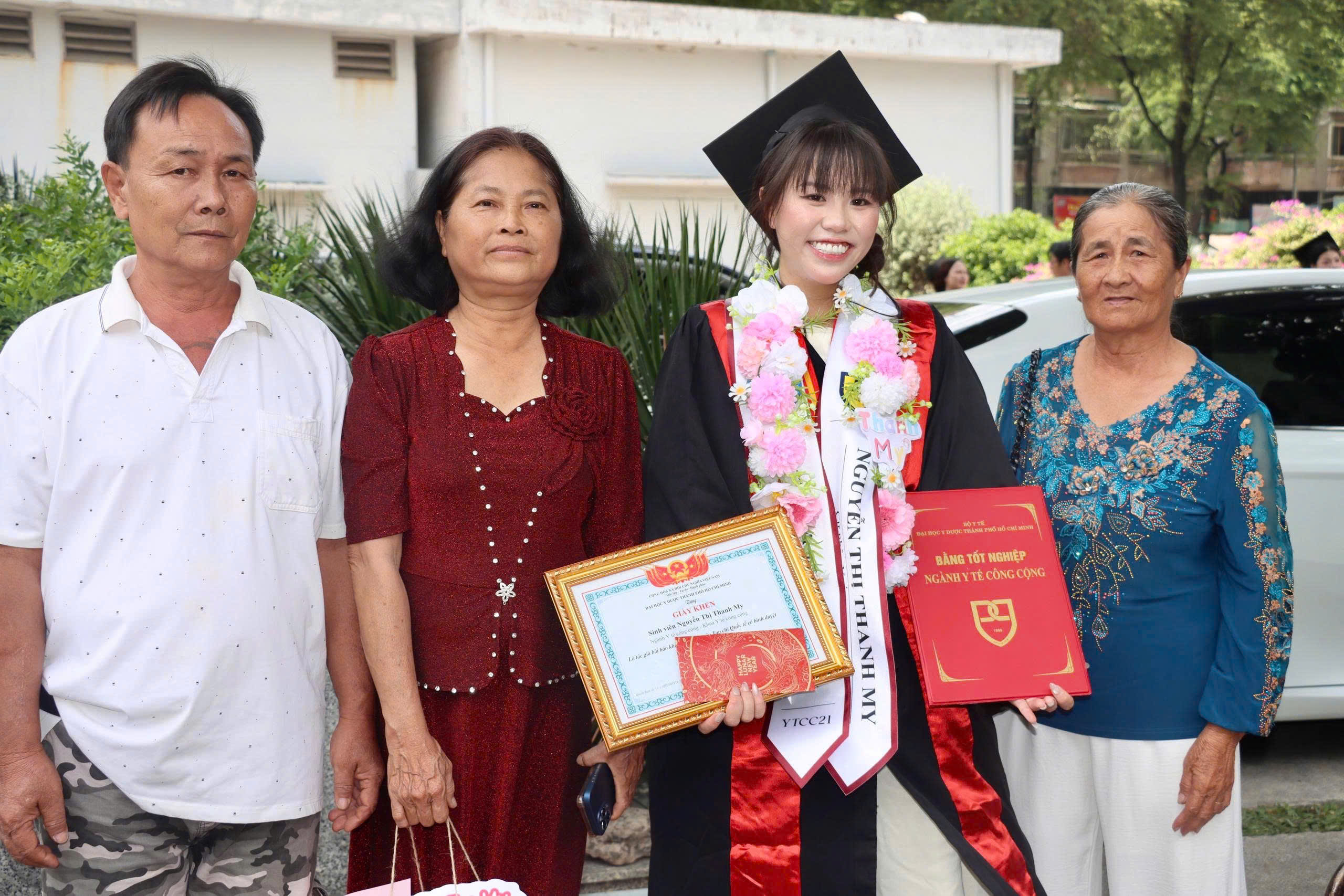 Mồ côi mẹ cha, nhặt ve chai hằng đêm ở chợ, nữ sinh được giúp đến trường nay tốt nghiệp ĐH Y Dược TP.HCM - Ảnh 2.