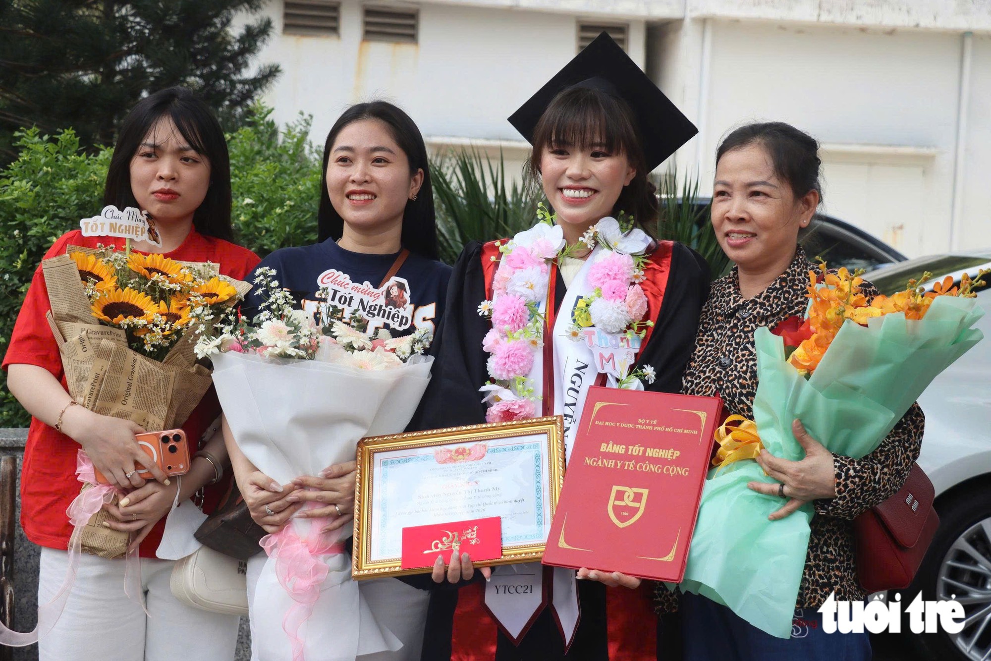 Không có mẹ cha, nhặt ve chai từng đêm ở chợ Mỹ Tho, nữ sinh được Tuổi Trẻ giúp đi học tốt nghiệp ĐH Y Dược TP.HCM - Ảnh 8.