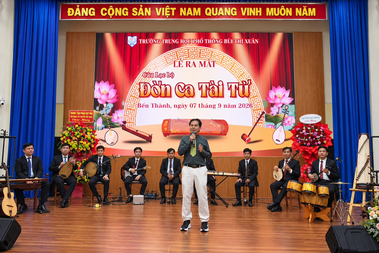 Một trường phổ thông tại TP.HCM mời 20 nghệ nhân đến dạy đờn ca tài tử miễn phí cả năm - Ảnh 1.