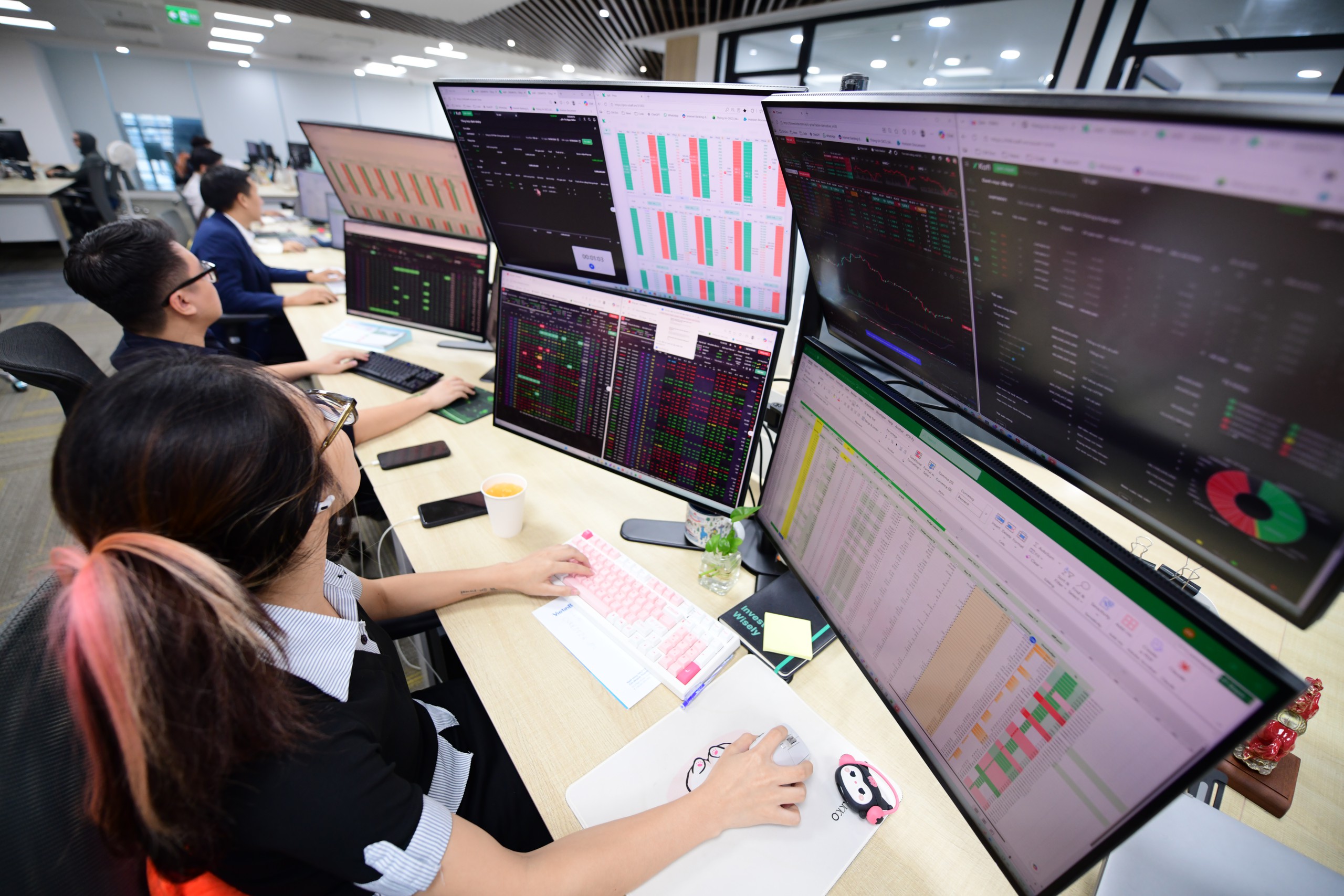 Chứng khoán 8-9: Sau phiên bất ngờ rơi 31 điểm, VN-Index có tiếp tục rung lắc? - Ảnh 1.