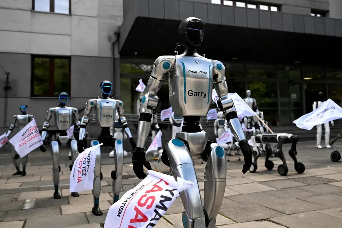 Robot xuống đường 'biểu tình' đòi bảo vệ việc làm của con người trước AI - Ảnh 1.