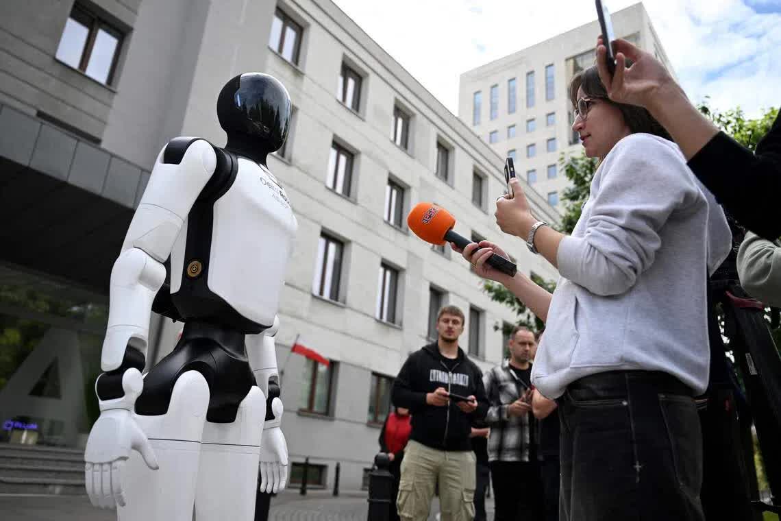 Robot xuống đường 'biểu tình' đòi bảo vệ việc làm của con người trước AI - Ảnh 2.