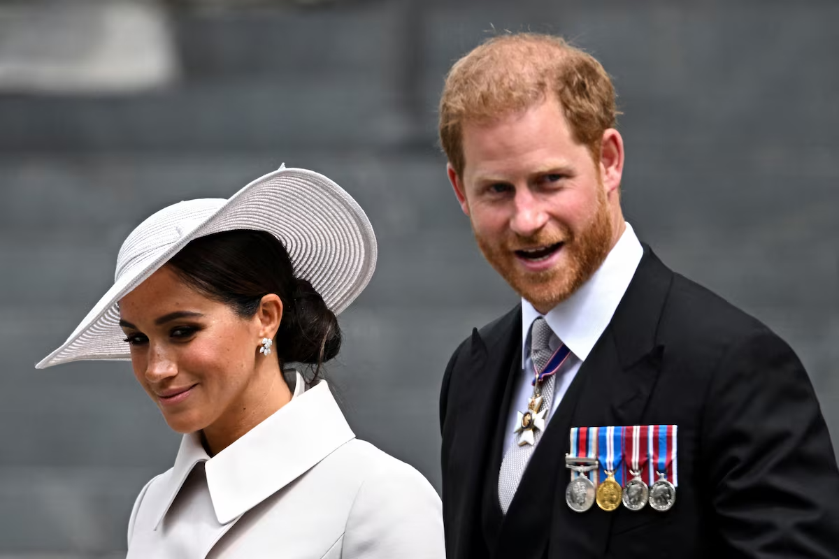 Harry - Meghan bất ngờ trước thư Hoàng gia Anh nói họ là 'công dân bình thường' - Ảnh 1.
