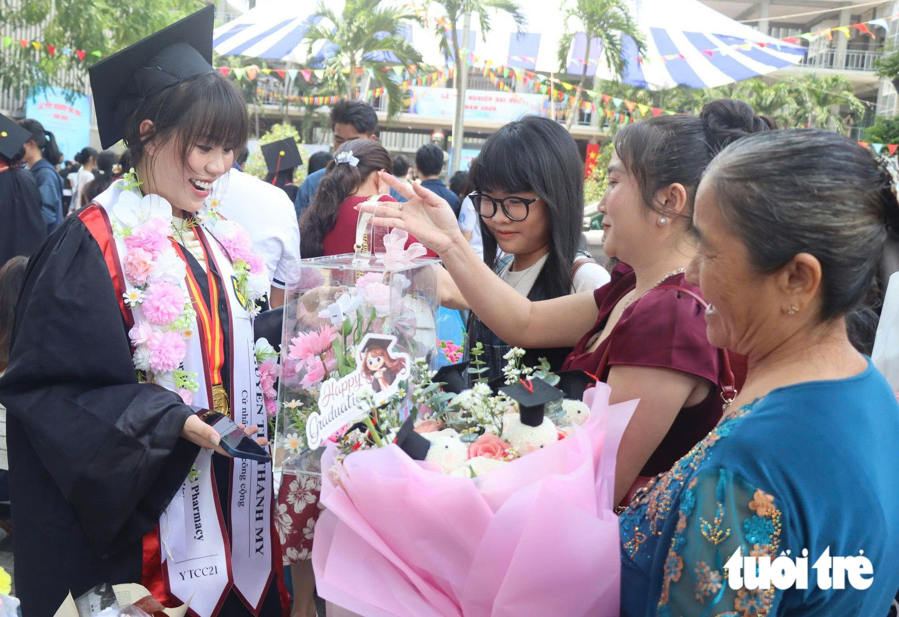 Không có mẹ cha, nhặt ve chai từng đêm ở chợ Mỹ Tho, nữ sinh được Tuổi Trẻ giúp đi học tốt nghiệp ĐH Y Dược TP.HCM - Ảnh 4.