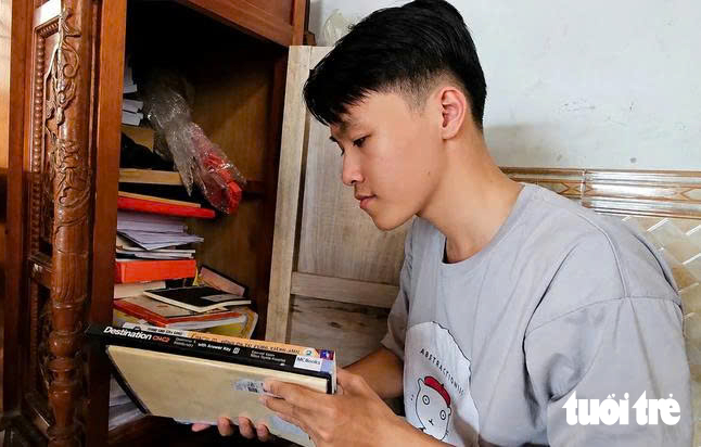 Bạn đọc Tuổi Trẻ tiếp thêm 300 triệu đồng cho những tân sinh viên không chịu khuất phục nghịch cảnh - Ảnh 4.