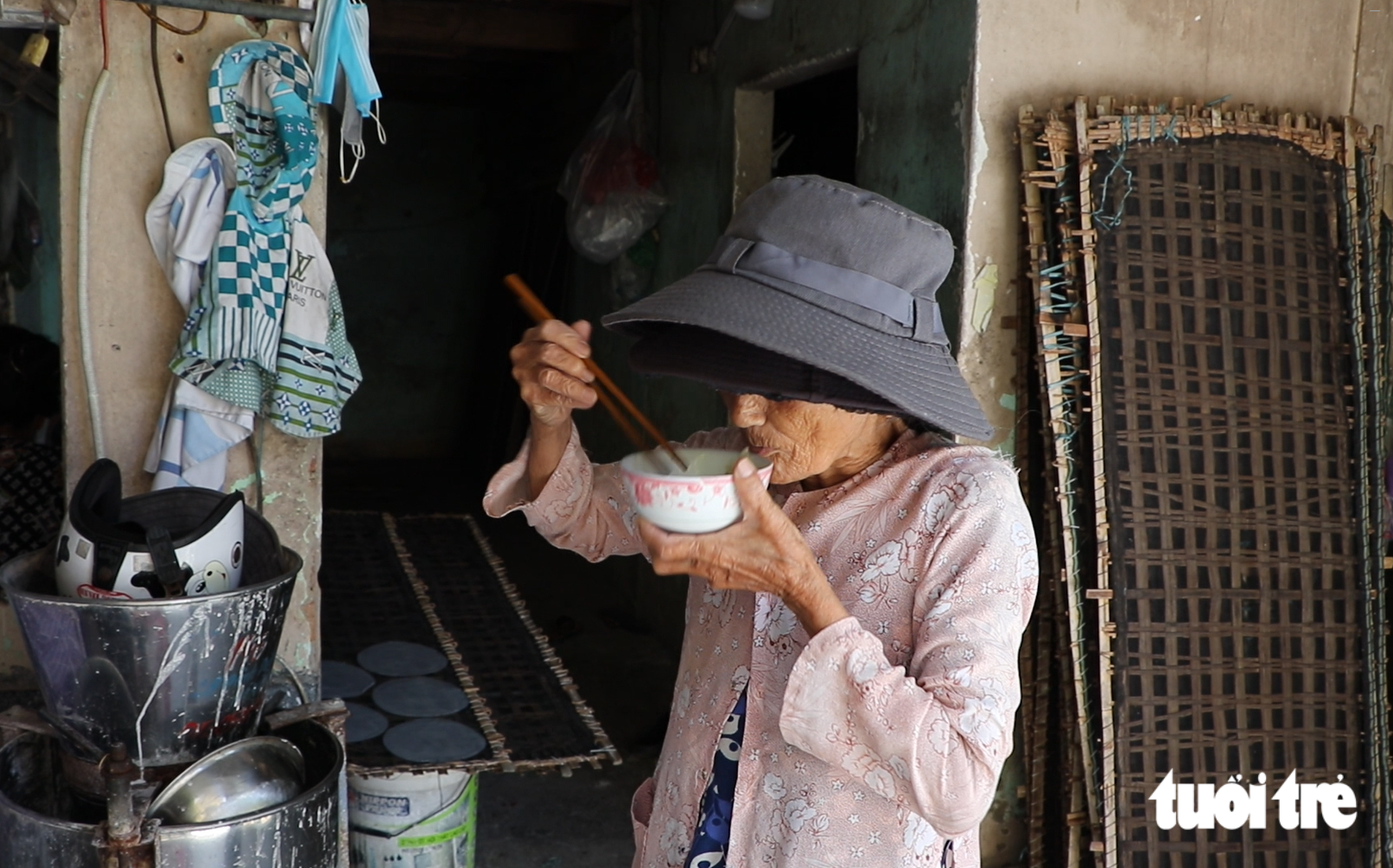 Bán cà phê 10 tiếng mỗi ngày ở Hội An, kiếm chút tiền vào ĐH Kinh tế TP.HCM - Ảnh 4.
