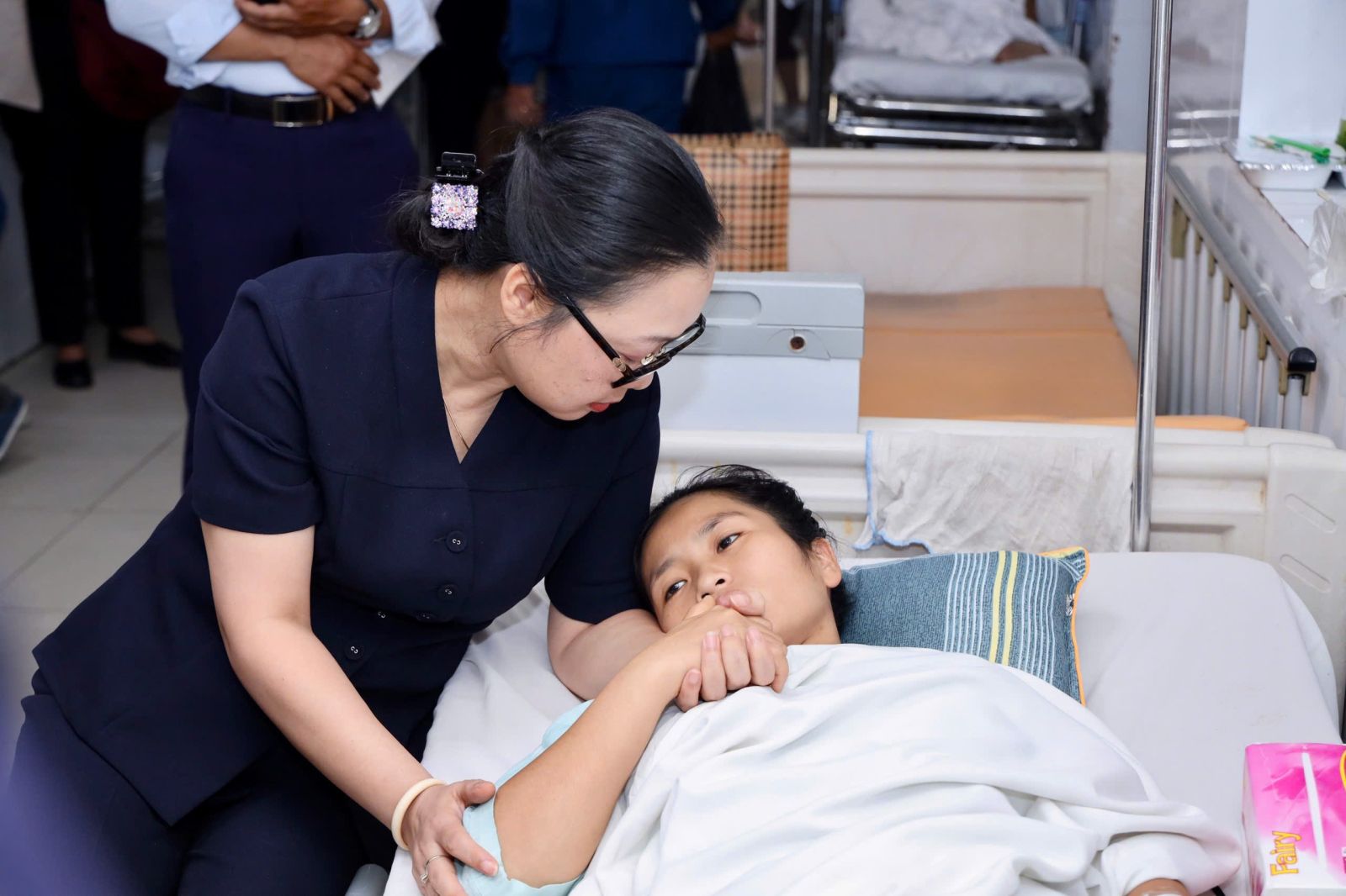 Thứ trưởng Nguyễn Thị Quyên Thanh thăm hỏi cô giáo mầm non cứu học sinh bị xe tải cán - Ảnh 1.
