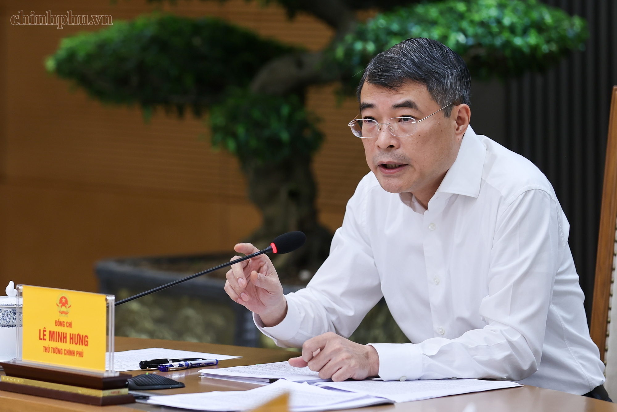 Thủ tướng: Quản chặt giá thành từ gốc với thuốc, thiết bị y tế, kiên quyết loại bỏ chi phí trung gian - Ảnh 1.