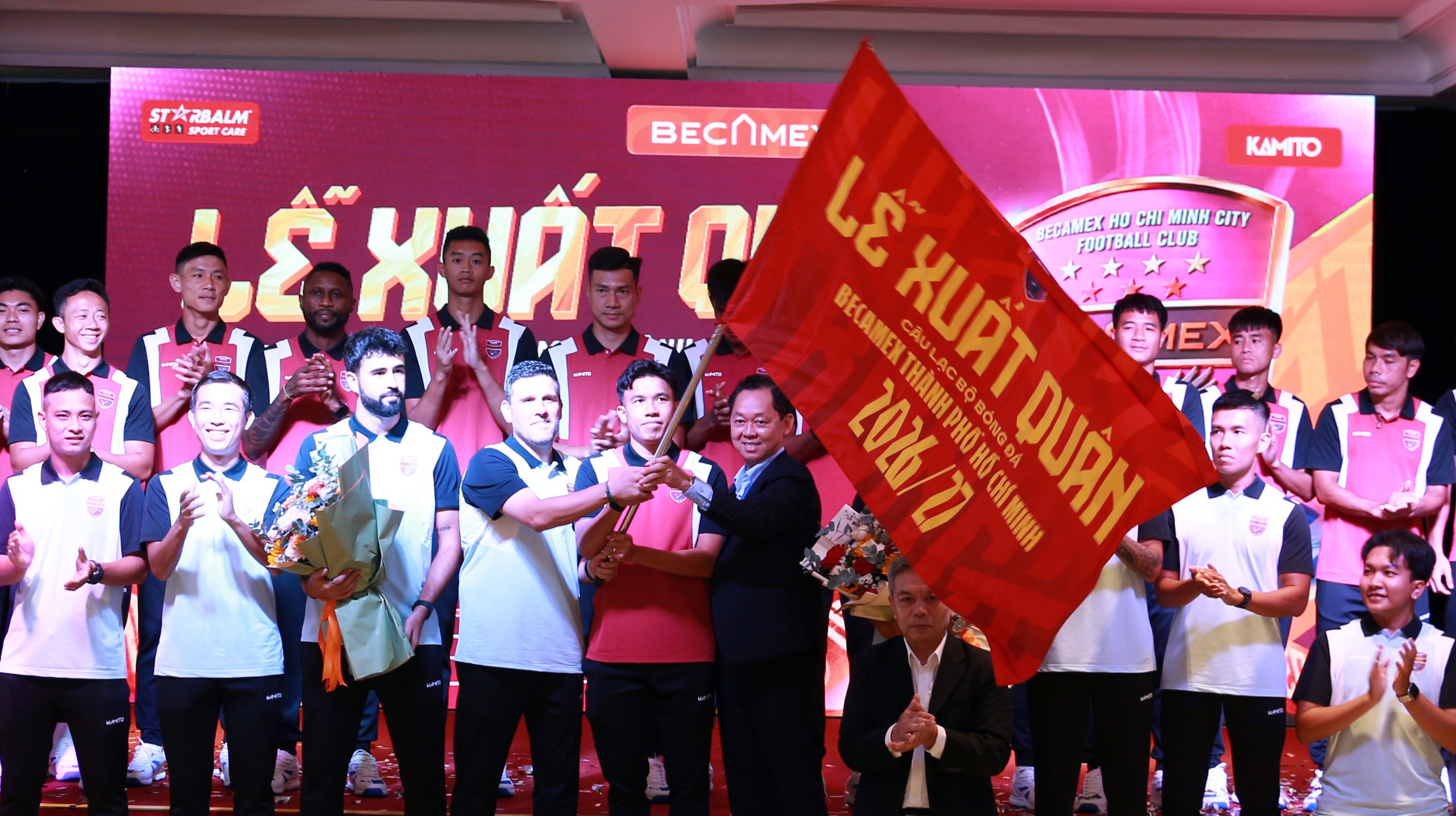 HLV Gerard Albadalejo cùng Chủ tịch CLB Hồ Hồng Thạch vẫy cờ xuất quân - Ảnh: BHCMFC