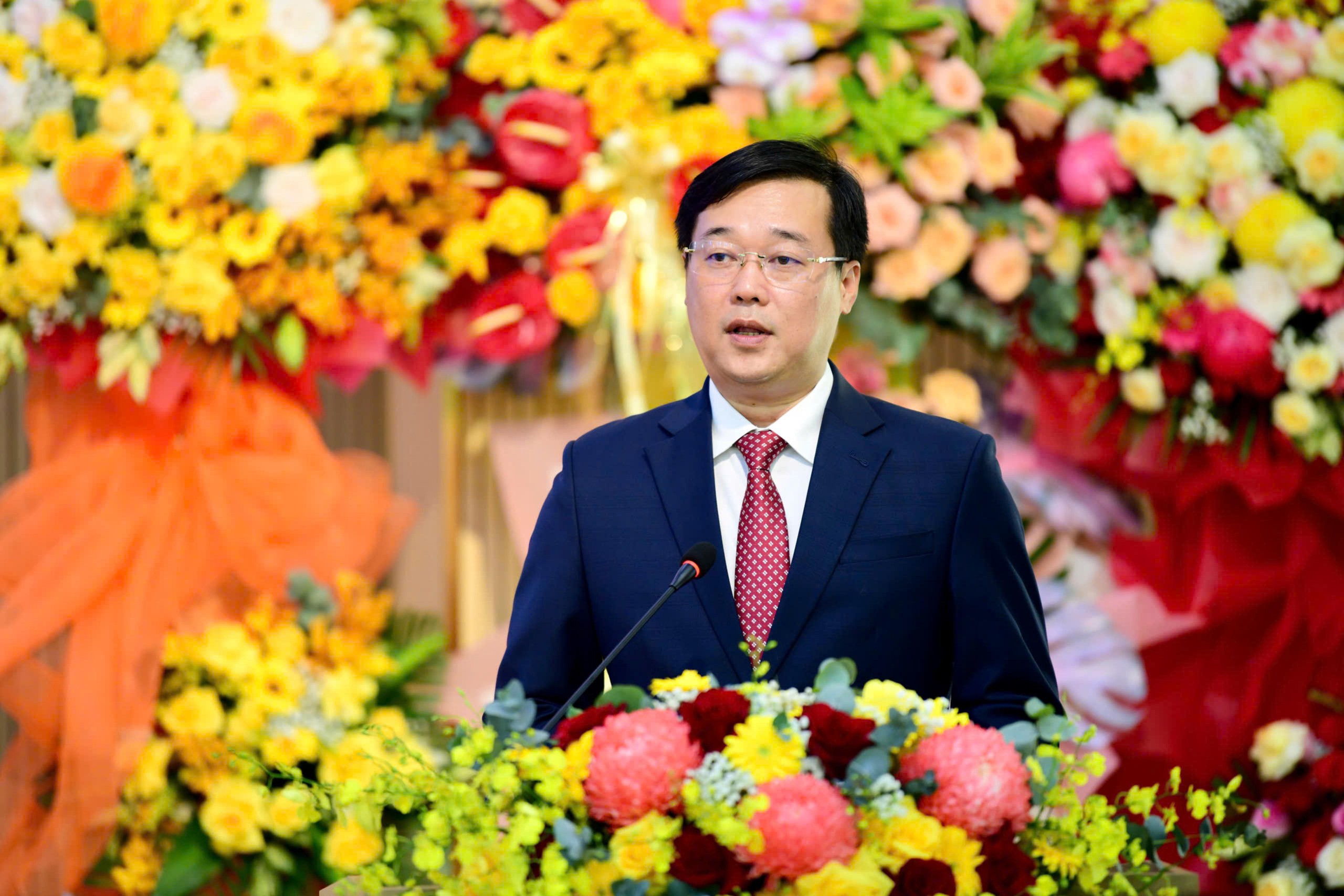 Phó bí thư Thường trực Thành ủy Lê Quốc Phong: Một bệnh nhi chữa khỏi thêm một công dân khỏe mạnh - Ảnh 1.
