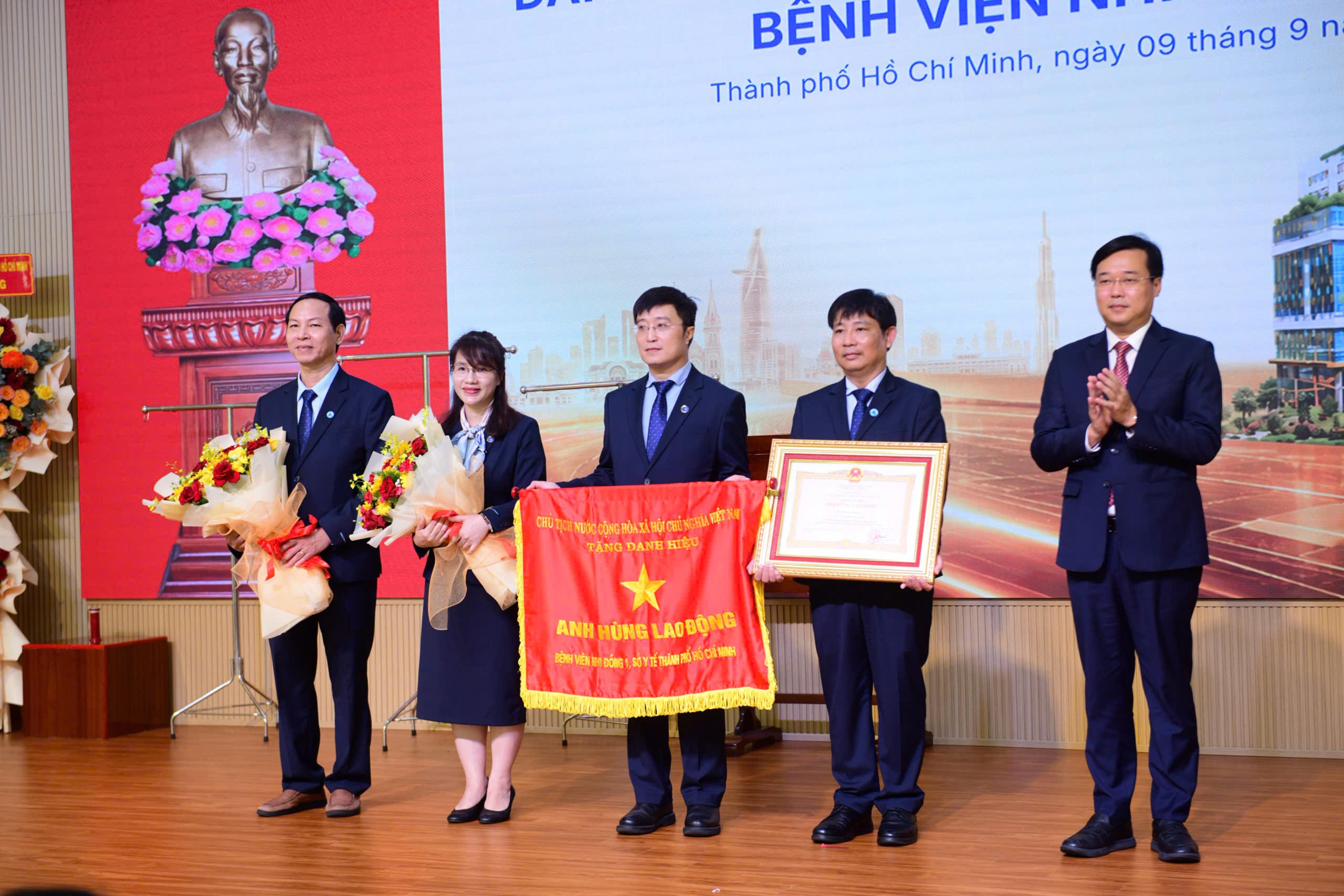 Phó bí thư Thường trực Thành ủy Lê Quốc Phong: Một bệnh nhi chữa khỏi thêm một công dân khỏe mạnh - Ảnh 3.