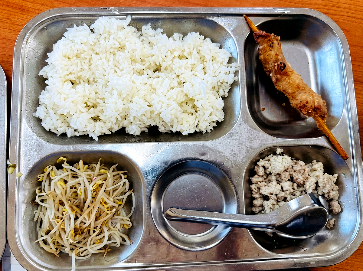 Suất ăn bán trú 40.000 đồng nhưng lèo tèo ít giá đỗ và thịt băm, lãnh đạo Hà Nội chỉ đạo kiểm tra - Ảnh 1.
