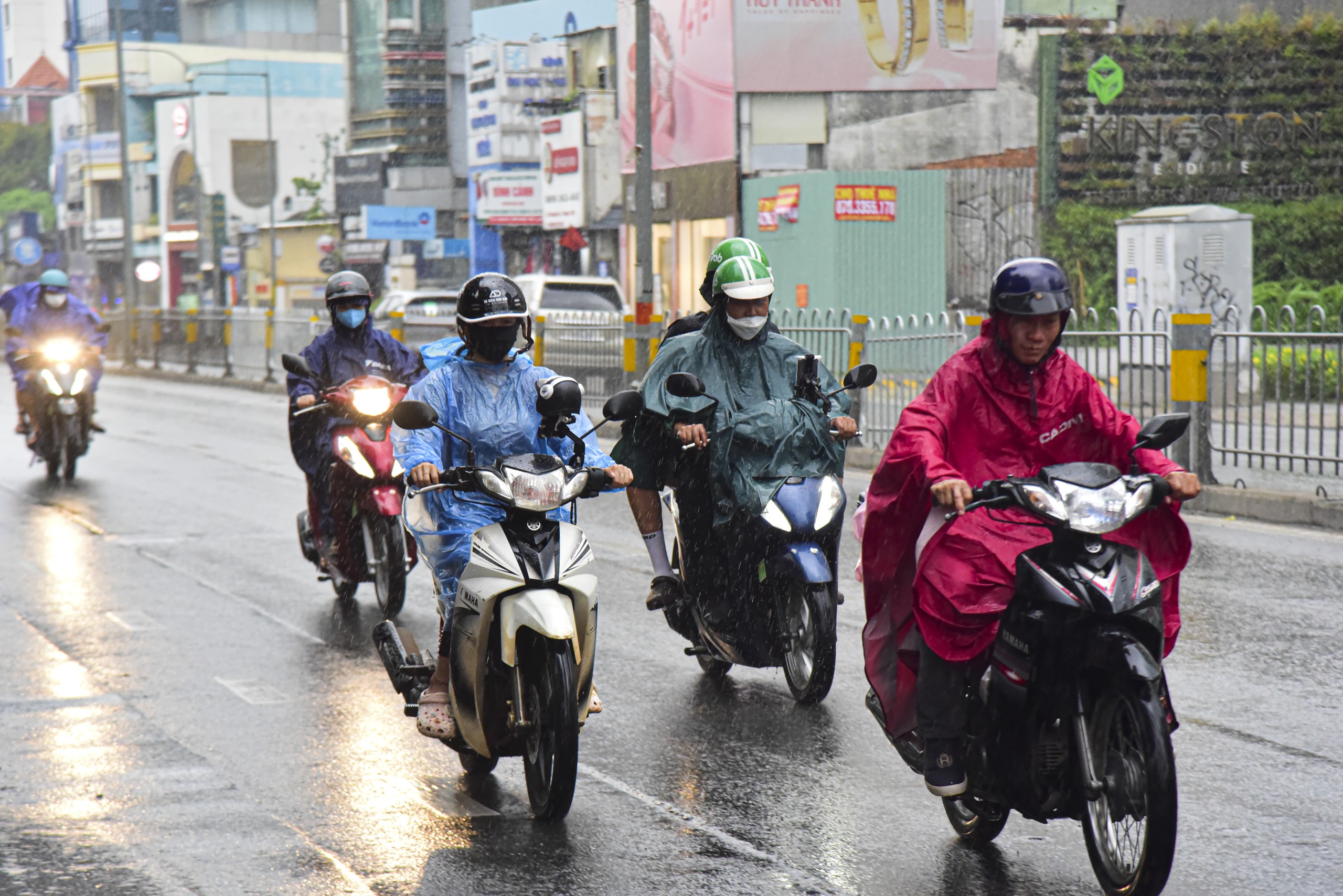 Sấm rền vang trời, một số nơi ở TP.HCM đang mưa to - Ảnh 2.