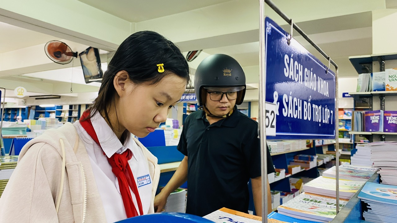 Sách giáo khoa vẫn thiếu, phụ huynh xếp hàng từ 4h sáng, chạy 7-10 nhà sách - Ảnh 3.