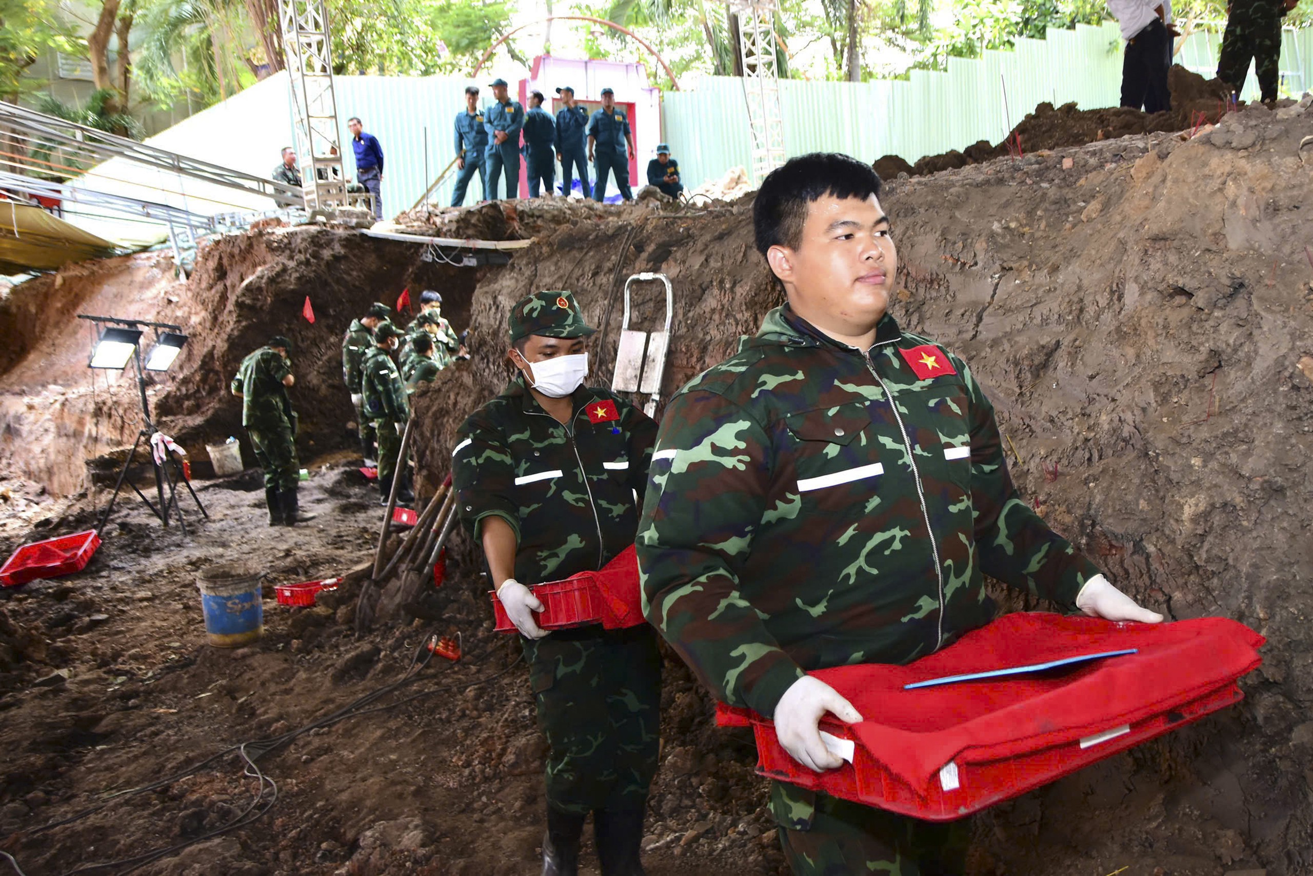 Sau 78 ngày, đã tìm thấy 605 hài cốt liệt sĩ tại 3 điểm chôn trong công viên Lê Thị Riêng - Ảnh 3.