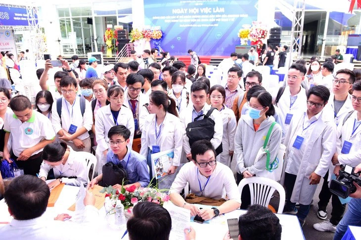 Sáng nay gần 1.000 bác sĩ, điều dưỡng tại TP.HCM 'đổ bộ' ngày hội việc làm - Ảnh 1.