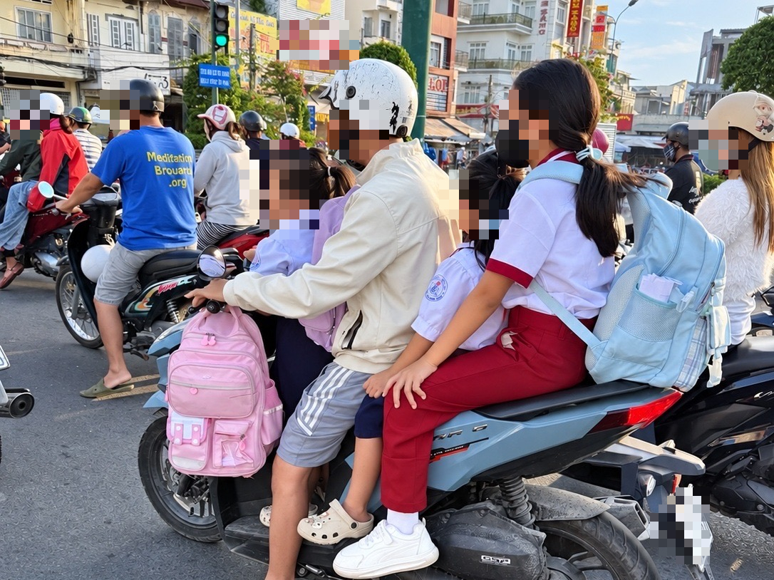 Xe máy chở 3, chở 4 người tiềm ẩn nguy cao mất an toàn giao thông và gây tai nạn - Ảnh 1.